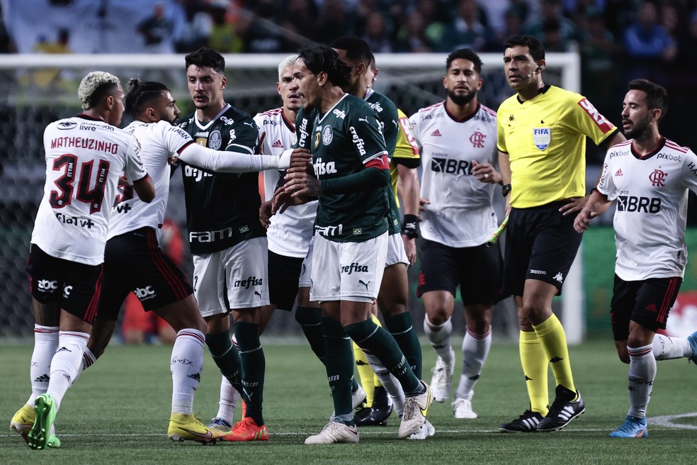 Gabigol, Matheuzinho e Gustavo Gomez se envolvem em confusão em Palmeiras x Flamengo — Foto: Ettore Chiereguini/AGIF