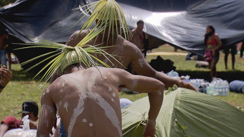 Indígenas chegam à Esplanada dos Ministérios para 15º Acampamento Terra Livre — Foto: Marcelo Coelho/TV Globo 