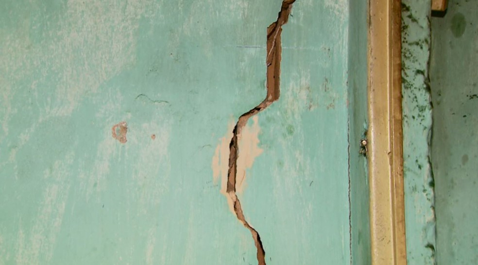 Rachaduras em paredes de casas preocupam moradores de Santo Antônio do Amparo — Foto: Reprodução/EPTV