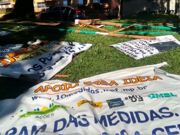 Placas e faixas foram retiradas pela prefeitura (Foto: Curitiba Contra a Corrupção/Divulgação)