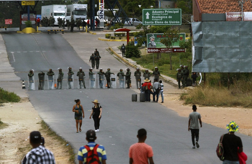 Soldados bloqueiam a fronteira entre o Brasil e a Venezuela no Ãºltimo sÃ¡bado (2) â€” Foto: Edmar Barros/AP
