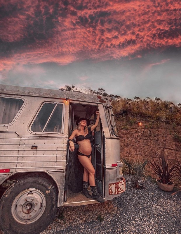 Juliana Valcézia faz ensaio grávida (Foto: Reprodução/Instagram)