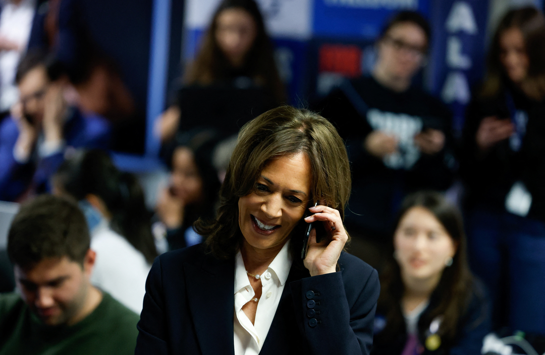 Candidata democrata Kamala Harris faz ligação para apoiadores enquanto aguarda fechamento das urnas nas eleições americanas de 2024
