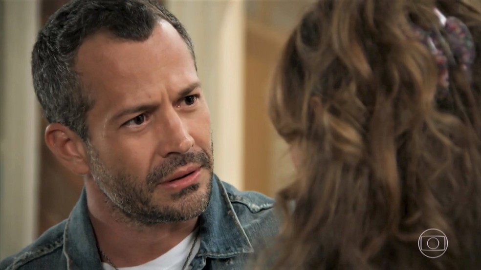 Apolo (Malvino Salvador) pergunta por que Tancinha (Mariana Ximenes) está chorando - 'Haja Coração' — Foto: Globo