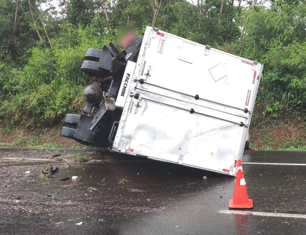 Caminhão invadiu a pista contrária após motorista perder o controle da direção — Foto: PRF/Divulgação