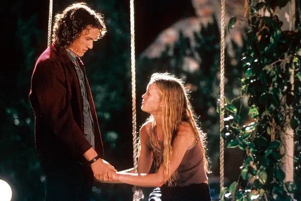 Julia Stiles e Heath Ledger (1979-2008) em cena de 10 Coisas que Eu Odeio em Você (1999) (Foto: Reprodução)