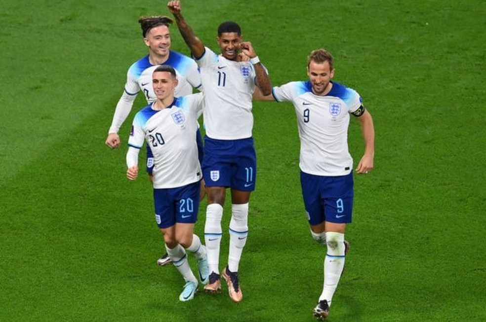 O capitão da Inglaterra, Kane, acabou usando a braçadeira preta anti-discriminação da FIFA durante a partida contra o Irã. — Foto: Getty Images