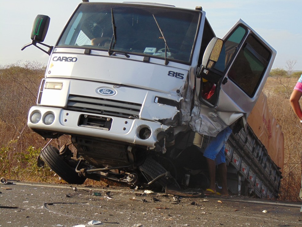 Caminhão e carro bateram de frente na BR-406, em Jandaíra (Foto: Blog do Eurípedes Dias)