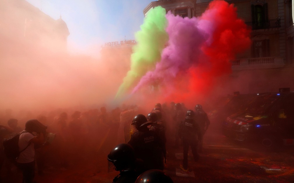 Manifestantes separatistas catalães entram em confronto com policiais da Mossos d'Esquadra durante protesto em Barcelona, neste sábado (29)  — Foto: Albert Gea/ Reuters