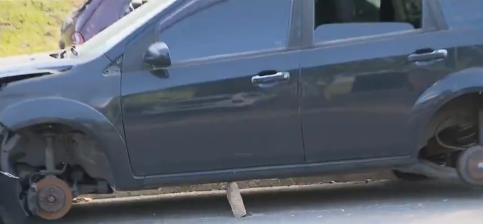 Em um dos casos, eles usaram uma pedra para suspender o carro e conseguir furtar os pneus — Foto: Reprodução/RPC 