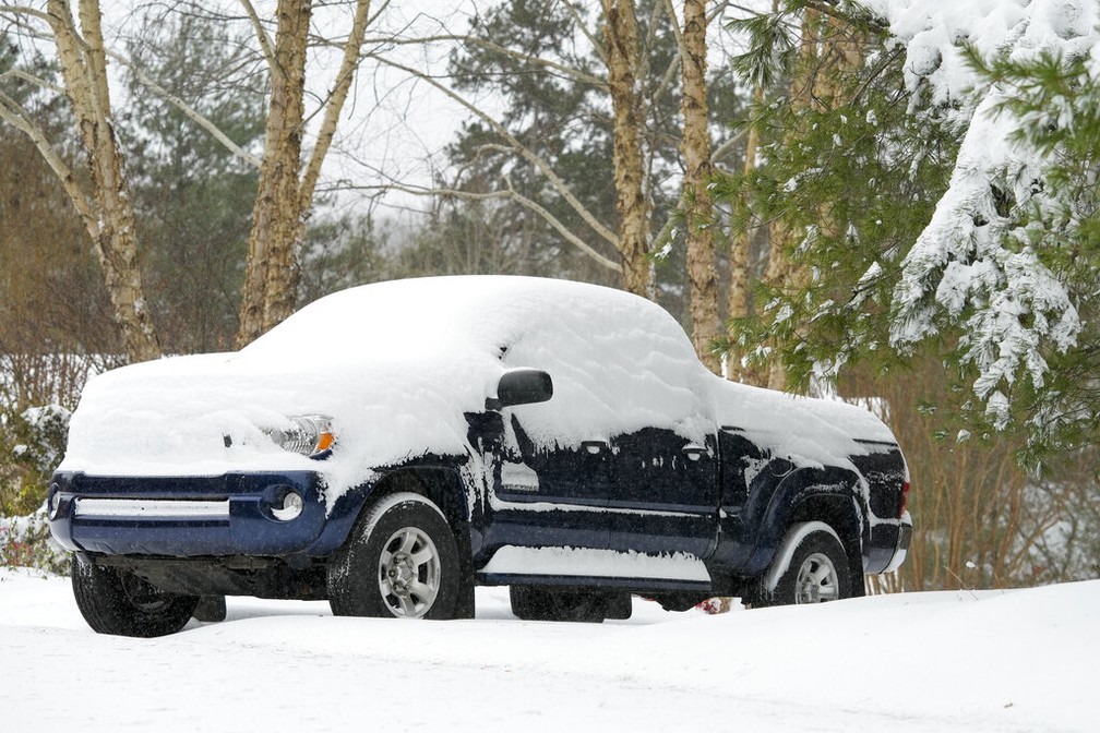 Caminhonete coberta com neve durante uma tempestade de neve em 16 de janeiro de 2022 na Carolina do Norte. — Foto: AP Photo/Kathy Kmonicek