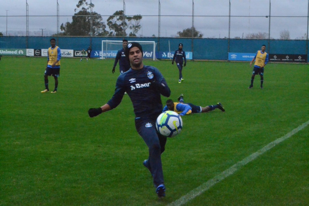 De olho no Vitória, Renato treina reservas do Grêmio e tem jovem do sub-20 no ataque