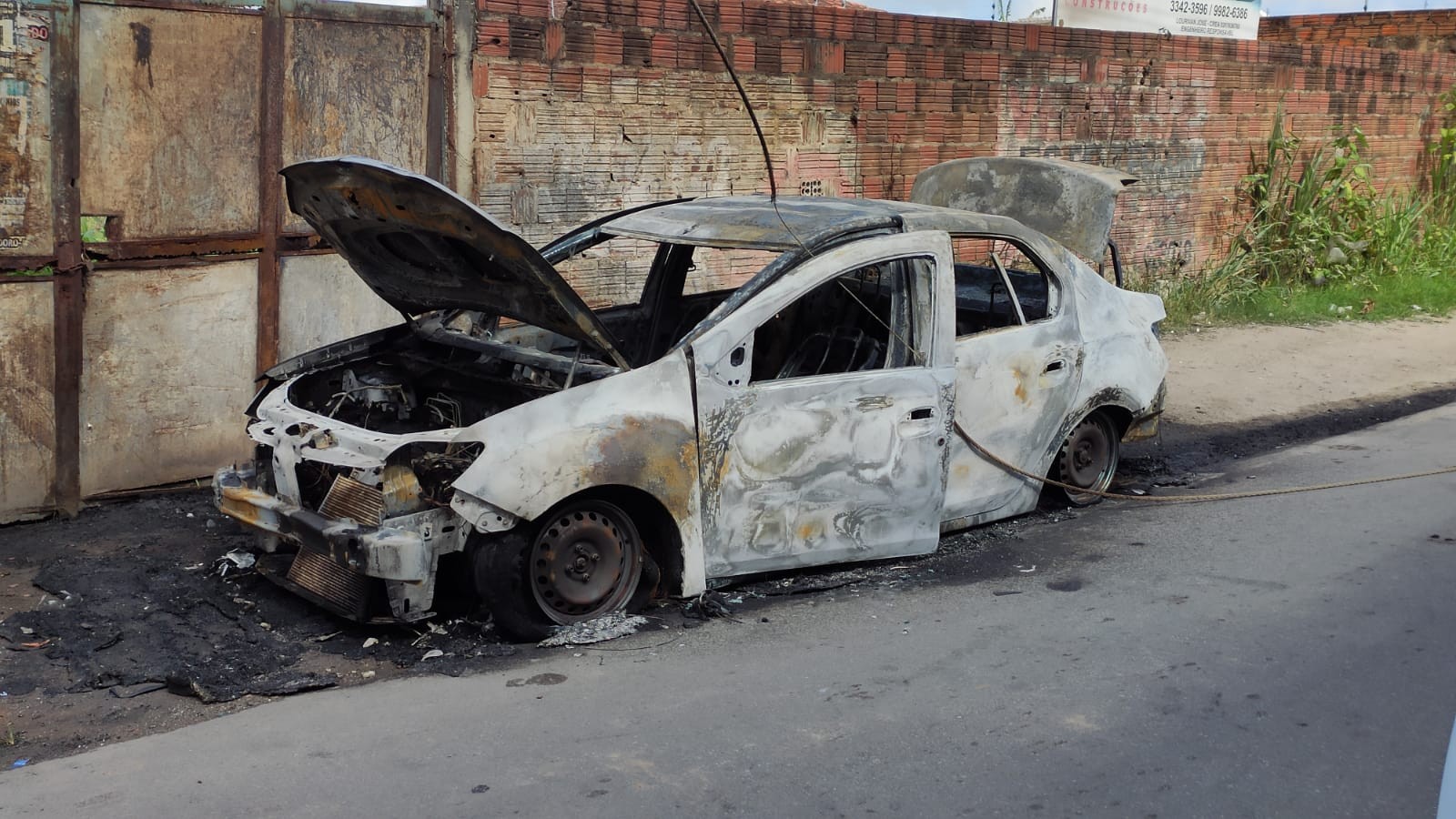 Polícia indicia motorista de van que bateu em poste e causou morte de avó e neto carbonizados em Maceió 