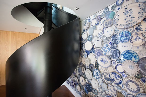 Sala ganha coleção de 300 pratos azuis expostos na parede (Foto: ©Marcelo Donadussi)