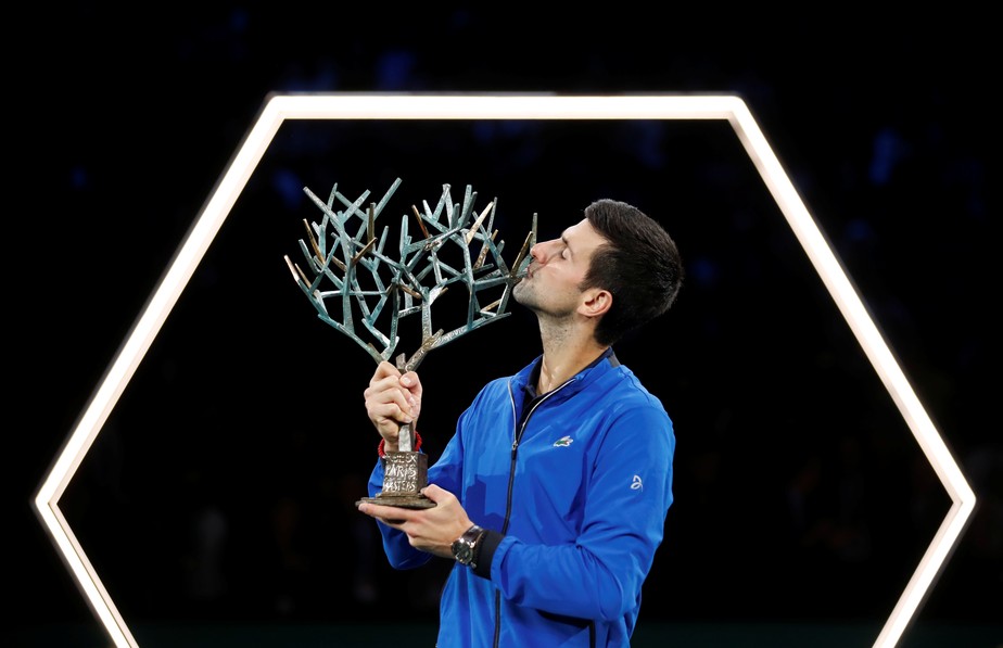 Djokovic bate Shapovalov, é penta do Masters de Paris, mas perde liderança do ranking para Nadal