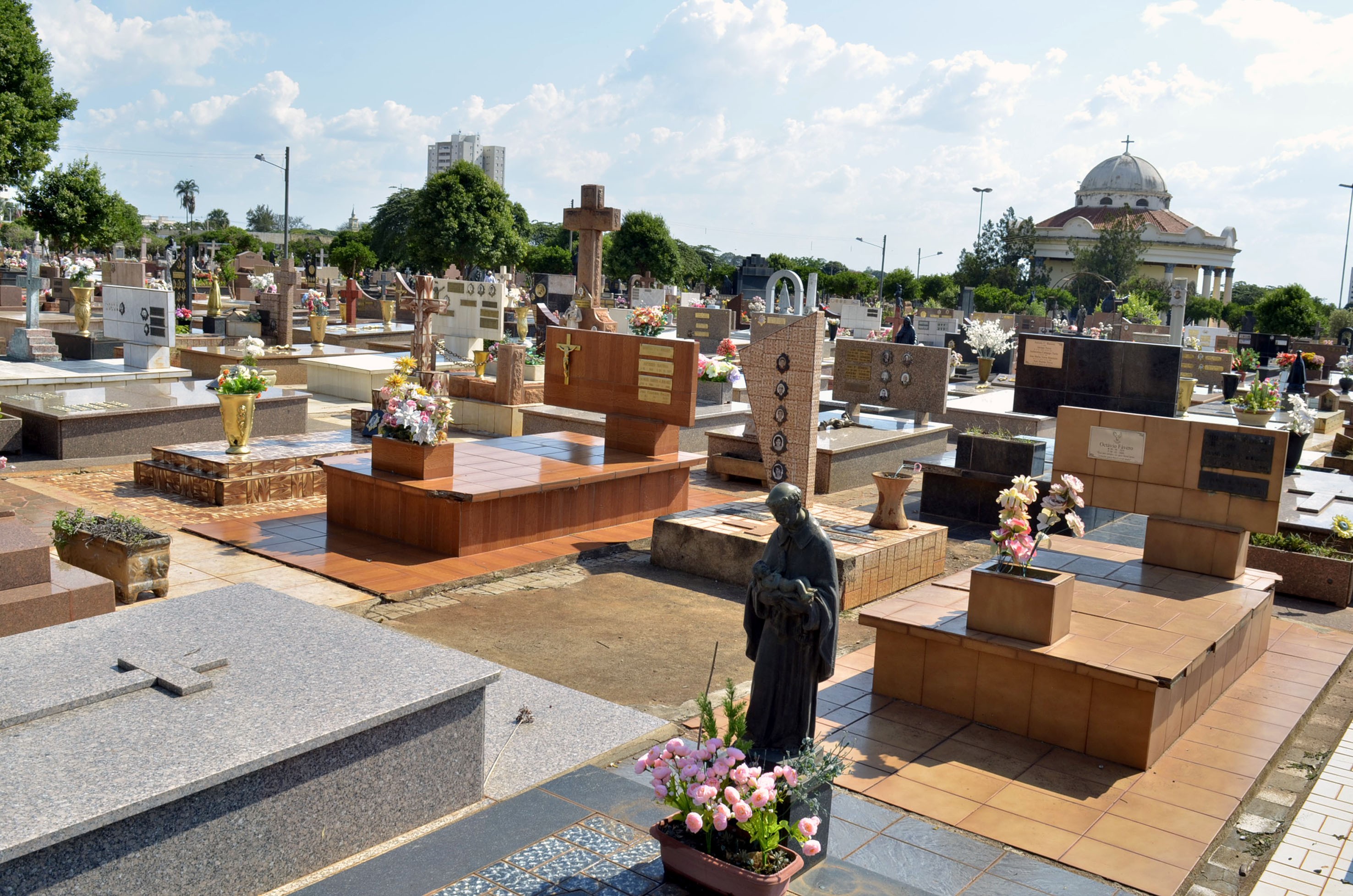 Regularização de túmulos em Araraquara e taxa de manutenção: entenda 7 pontos sobre a nova lei