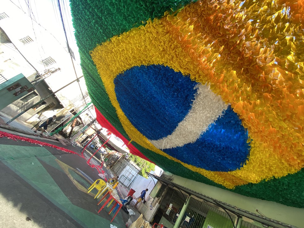 Rua 24 de Agosto, no Morro da Liberdade, em Manaus, enfeitada para a Copa do Mundo. — Foto: Patrick Marques/g1 AM