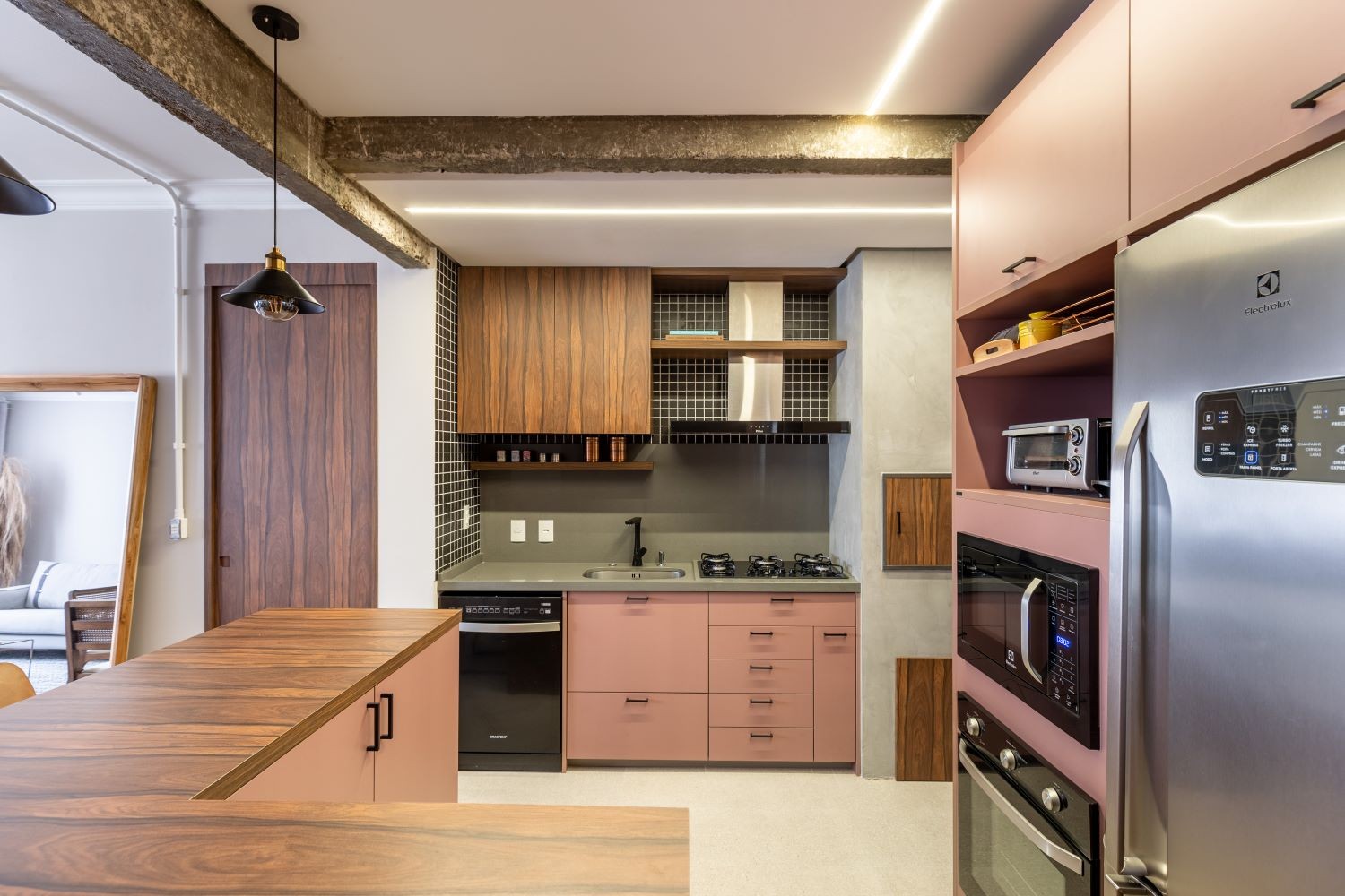 COZINHA | Com mobiliário assinado pela Finger Móveis, a cozinha é elegante e sofisticada (Foto: Divulgação / Marcelo Donadussi)