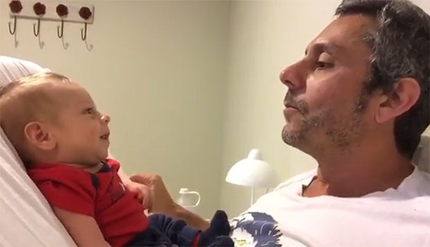 Noá conversa com o papai, Alexandre Nero (Foto: Reprodução/Instagram)