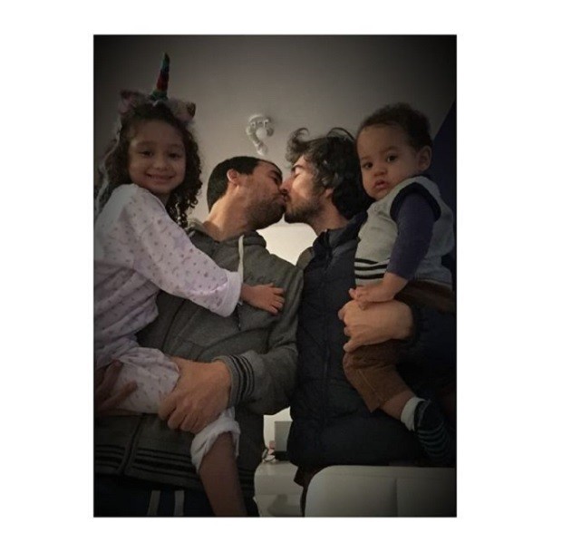 Casal posta foto se beijando ao lado dos filhos e recebe comentários homofóbicos (Foto: Reprodução Instagram)