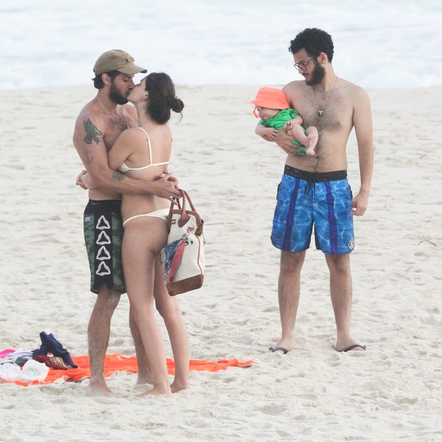 Laura Neiva e Chay Suede trocam beijos em dia de praia com filhos e amigos (Foto: Fabricio Pioyani/AgNews)