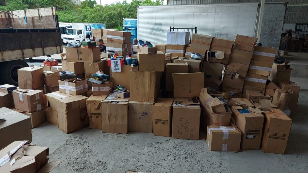 Carreta carregada com produtos falsificados foi apreendida dentro de galpão em Salvador — Foto: Divulgação / Sindpoc