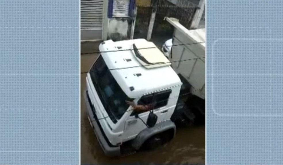 Caminh&atilde;o com dificuldade para passar em rua alagada de Maragogipe, na Bahia &mdash; Foto: Reprodu&ccedil;&atilde;o/TV Bahia