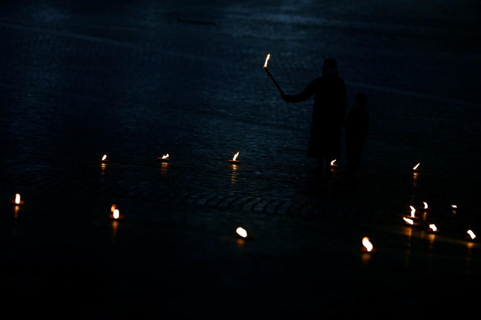 Prociss�o de Via Crucis no Vaticano teve poucos fi�is por causa da Covid-19 � Foto: Reuters/Guglielmo Mangiapane