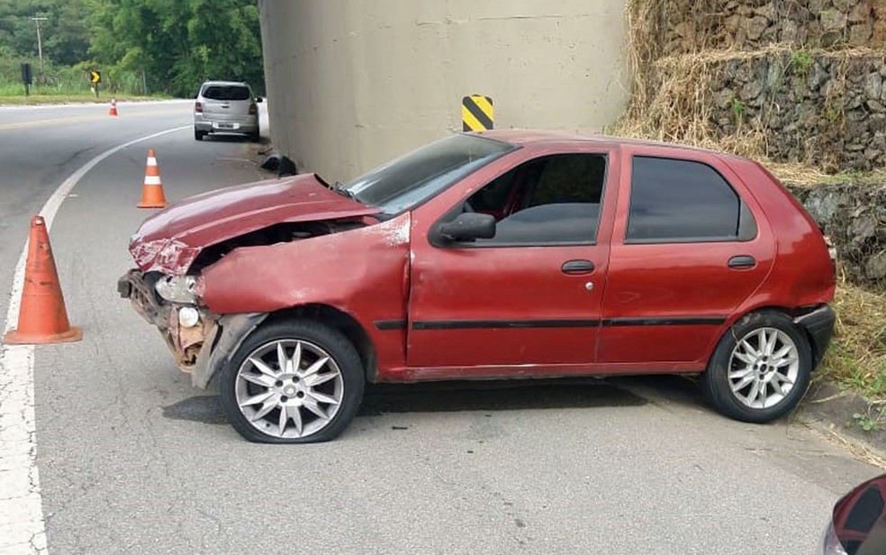 Carro usado pela quadrilha foi abandonado no km 6 da rodovia Henrique Eroles com marca de tiro no vidro e um balde cheio de miguelito, al&Atilde;&copy;m de dois celulares &acirc;?? Foto: Isabela Leite/GloboNews