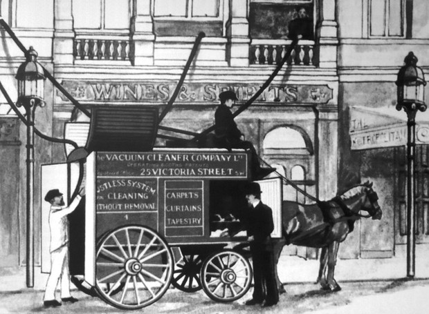 O engenheiro Hubert Cecil Booth criou, em 1901, o aspirador a vácuo, mas, como tinha grandes dimensões, exigia transporte a carroça, por isso ele atendia em domicílio (Foto: Wikipedia / CreativeCommons)