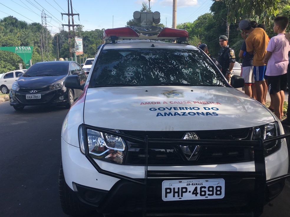 Viatura da Polícia Militar foi atingida pelos disparos (Foto: Ariane Alcântara/G1 AM)