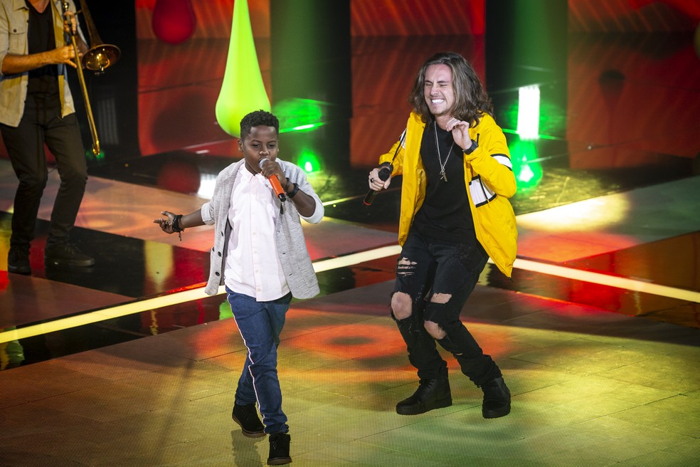 Jeremias Reis e Vitor Kley cantam juntos na final do 'The Voice Kids' — Foto: Isabella Pinheiro/Gshow
