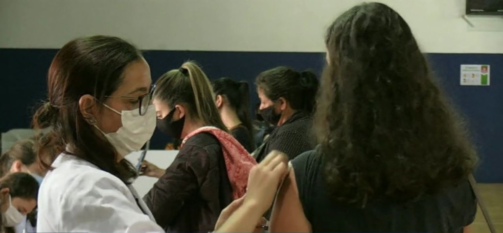 Adolescentes ser&atilde;o vacinados contra a Covid-19, em Toledo &mdash; Foto: Hugo Mendes/RPC