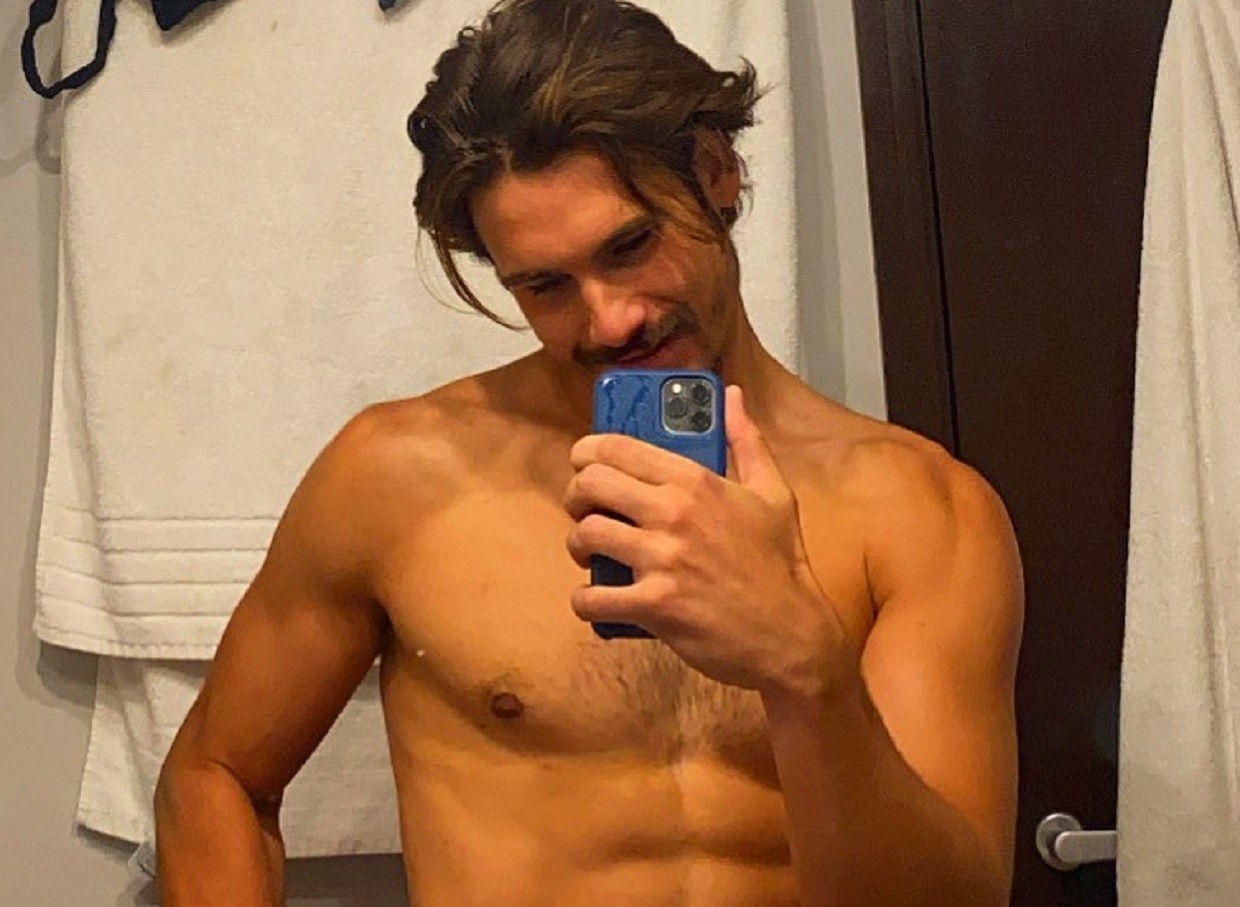 Nicolas Prattes posa sem camisa (Foto: Reprodução/Instagram)