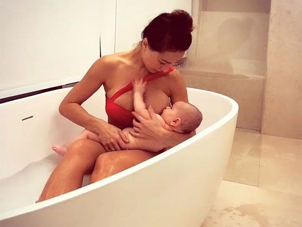 Sabrina Sato amamenta Zoe na banheira momentos antes da entrevista (Foto: Reprodução/Instagram)