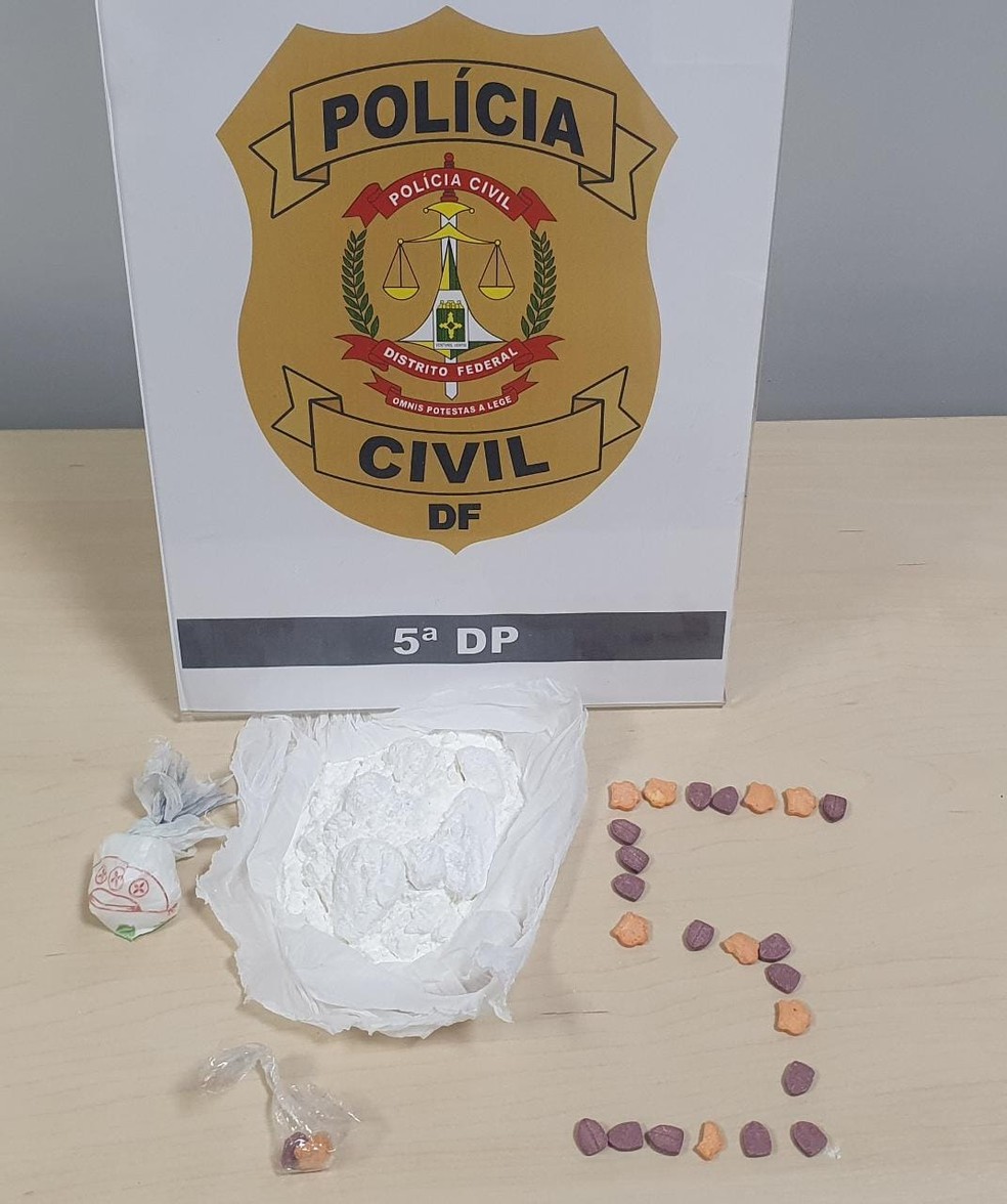 Garoto de programa foi preso com porções e ecstasy e cocaína, no DF — Foto: PCDF/Divulgação