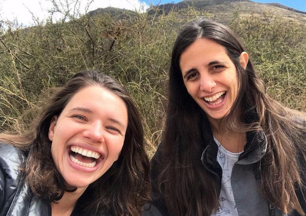 Bruna Linzmeyer e namorada coordenam sorrisos em selfie (Foto: Reprodução/Instagram)