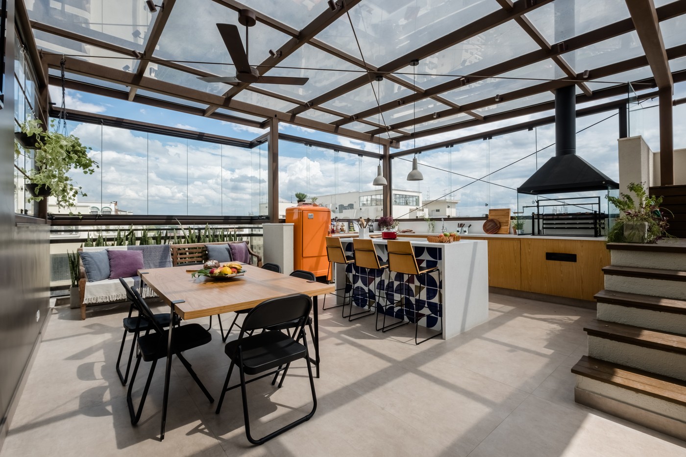 Décor do dia: terraço reúne estilo industrial e cores em área gourmet  (Foto: Nathalie Artaxo)