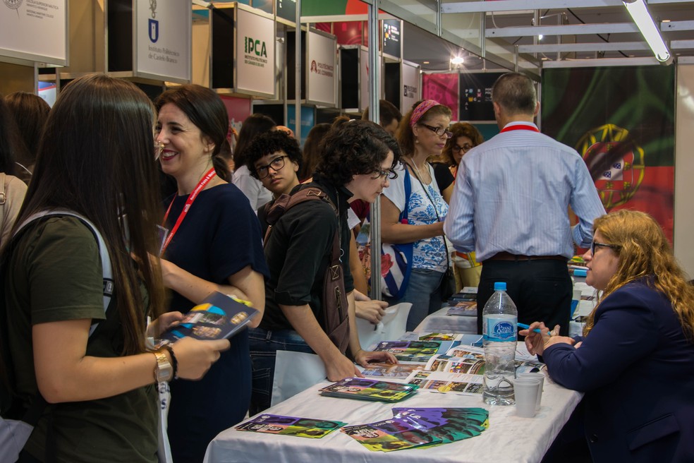 Estudantes do DF conversam com representantes de universidades internacionais, em imagem de arquivo — Foto: Divulgação/Salão do Estudante
