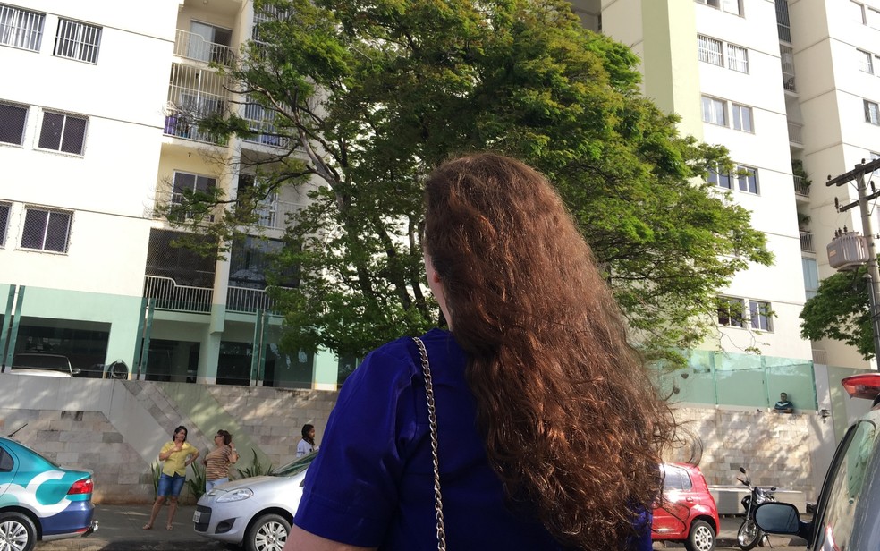 Dona de casa, de 50 anos, amiga da mãe da vítima, contou que adolescente ia para escola (Foto: Paula Resende/G1)