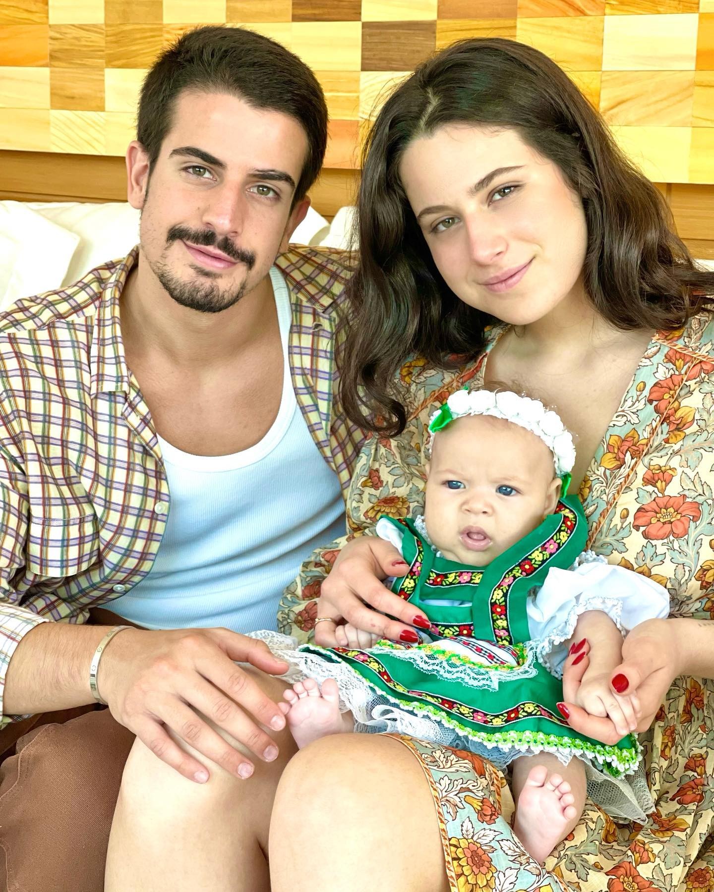 Enzo Celulari e Sophia Raia comemoram os três meses de Chiara e posam com irmã caçula (Foto: Reprodução/Instagram)