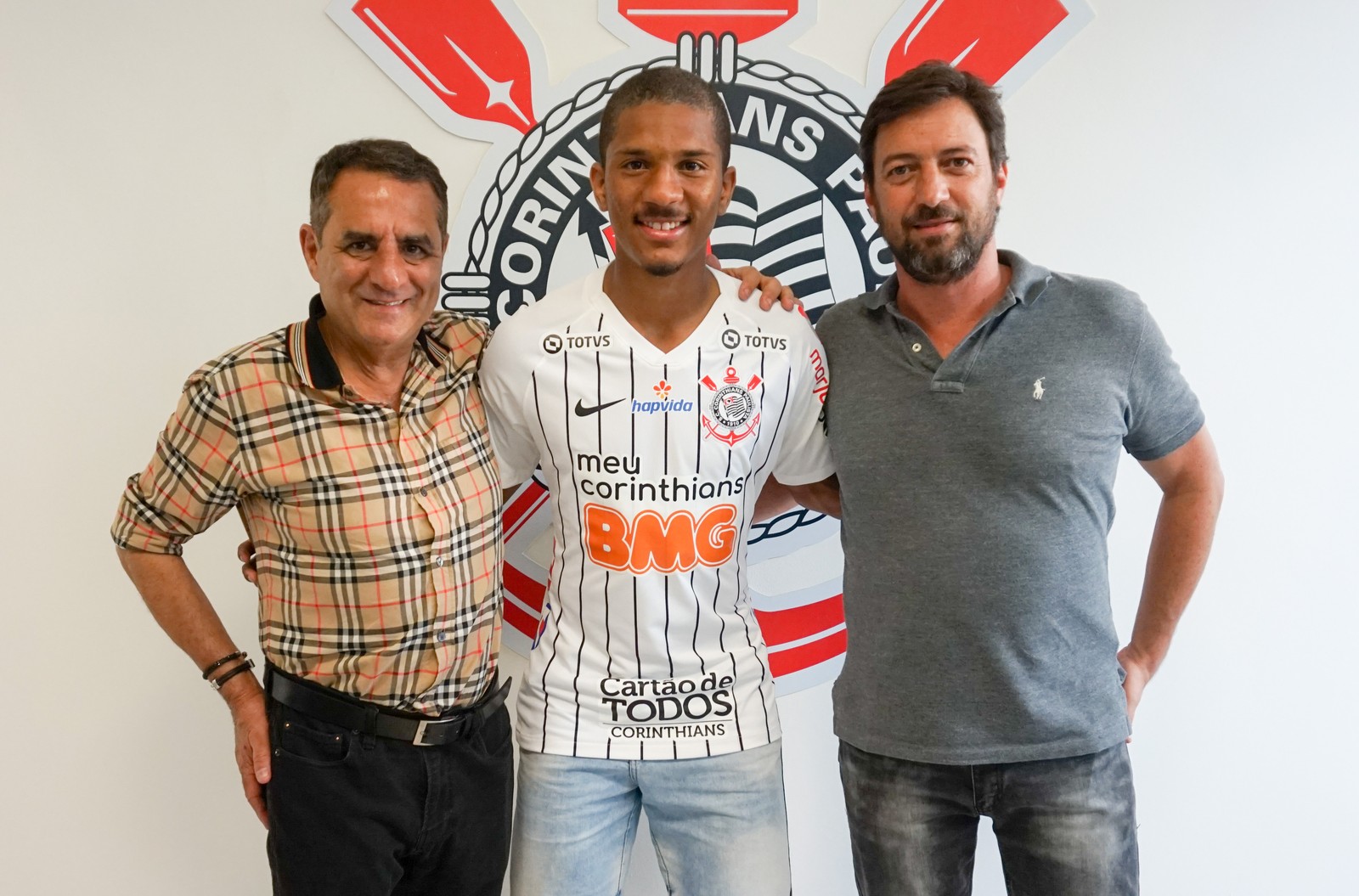 Corinthians anuncia a contratação de Matheus Davó por quatro anos