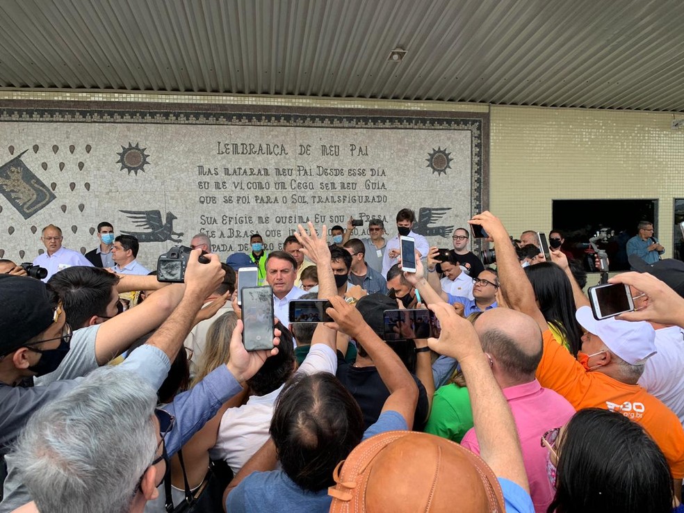 Jair Bolsonaro passou menos de uma hora no aeroporto de Campina Grande e gerou aglomeração de apoiadores — Foto: Lídice Pegado/G1