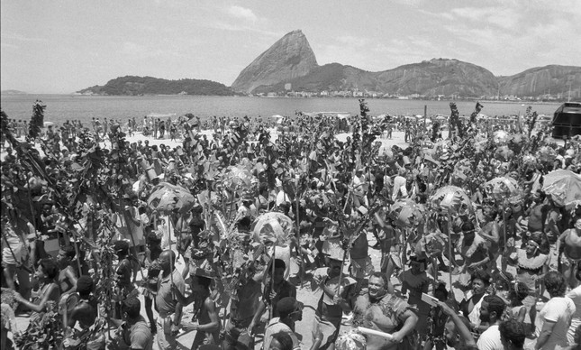 Banho de mar a fantasia na Praia do Flamengo, em 1981