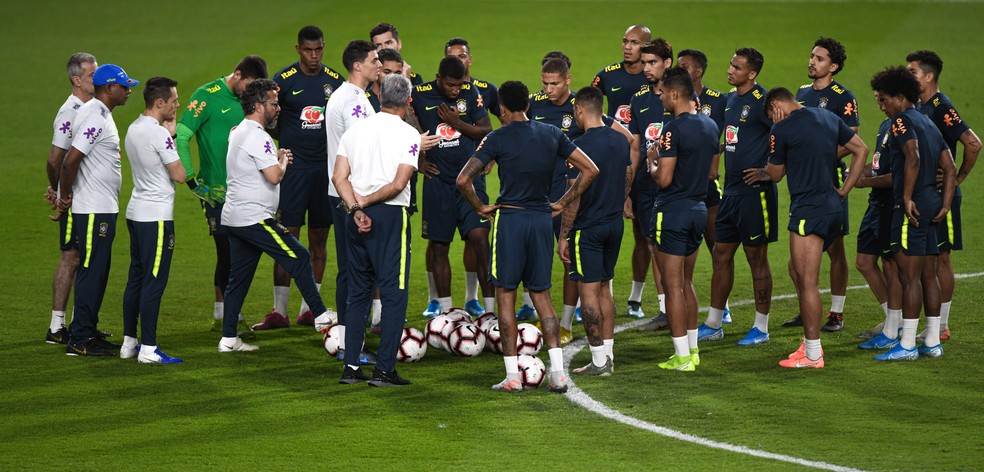 Ao lado do pai Tite, Matheus Bachi fala com o grupo da seleção brasileira no treino em Abu Dhabi — Foto: Pedro Martins / MowaPress