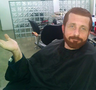 Jornalista que apostou no Cruzeiro cumpre sua promessa e tinge o cabelo