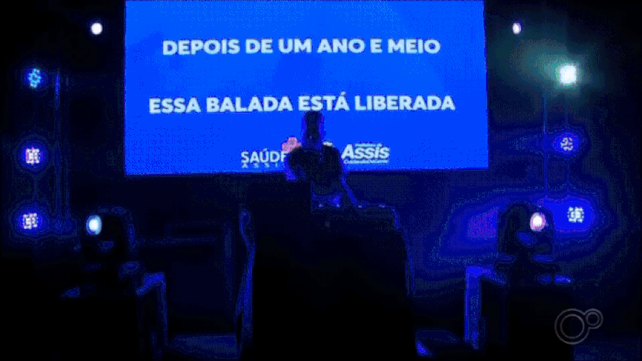 Assis vacina público de 18 anos contra Covid com 'balada' durante a madrugada