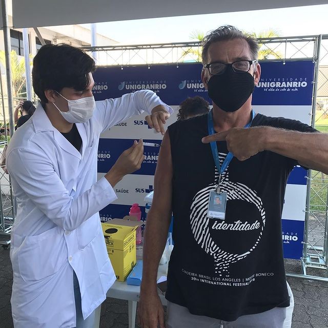 Beto Simas toma vacina da Covid-19 (Foto: Reprodução/Instagram)
