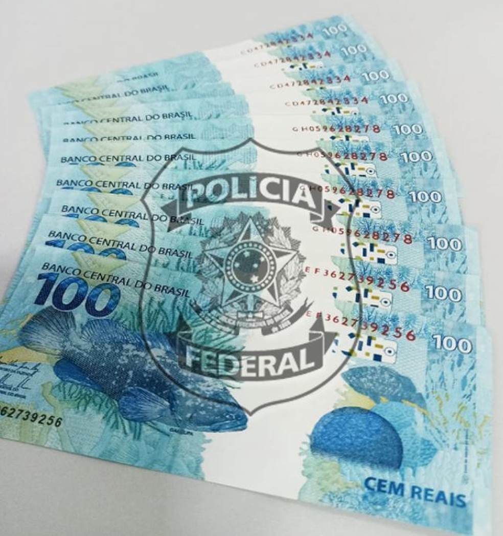 10 notas de R$ 100 foram recebidas em encomenda pelo suspeito  — Foto: Divulgação/PF