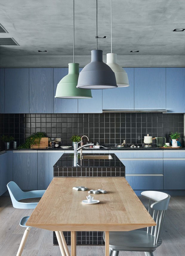 Décor do dia: cozinha contemporânea em tons de azul (Foto: HEY!CHEESE / DIVULGAÇÃO)